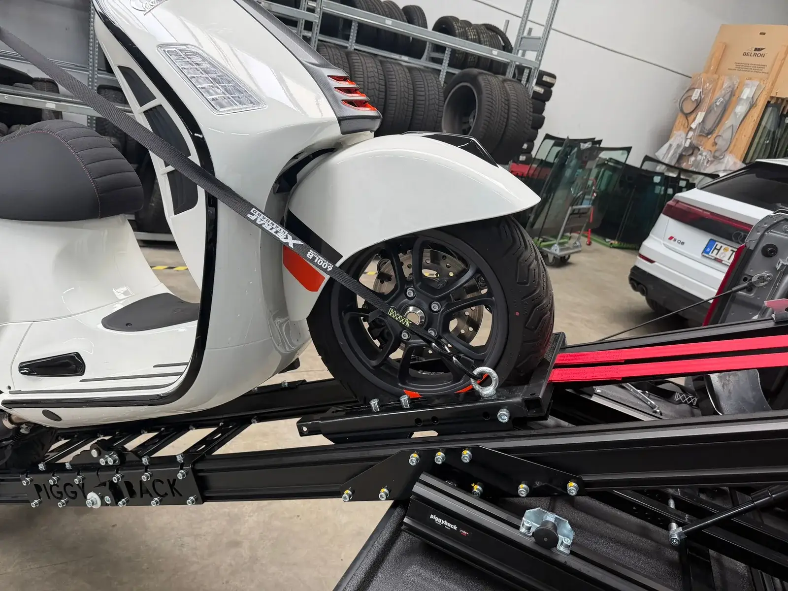 PiggyBack Systemdetail mit Motorrad