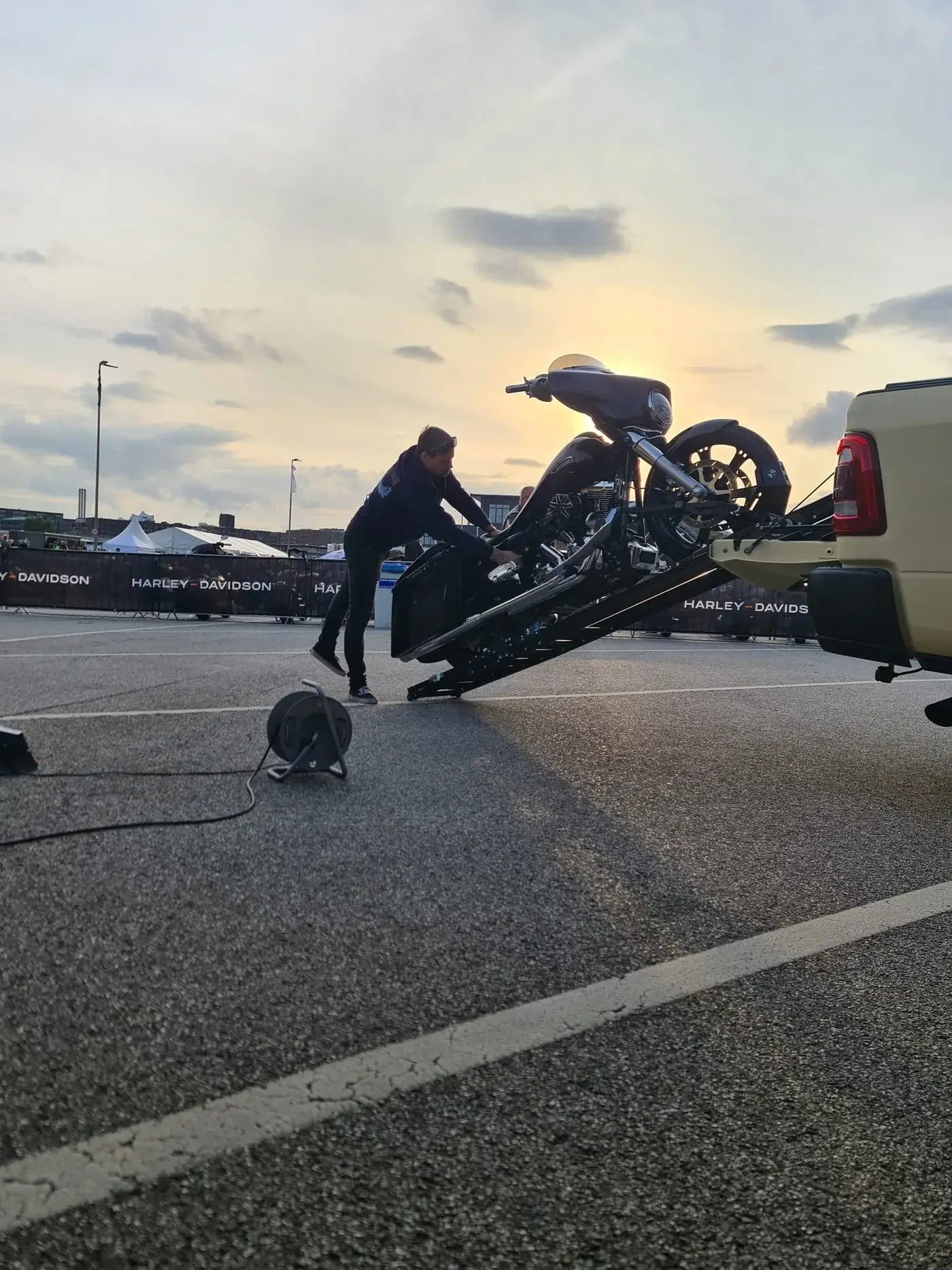 Motorrad kontrolliert mit PiggyBack verladen