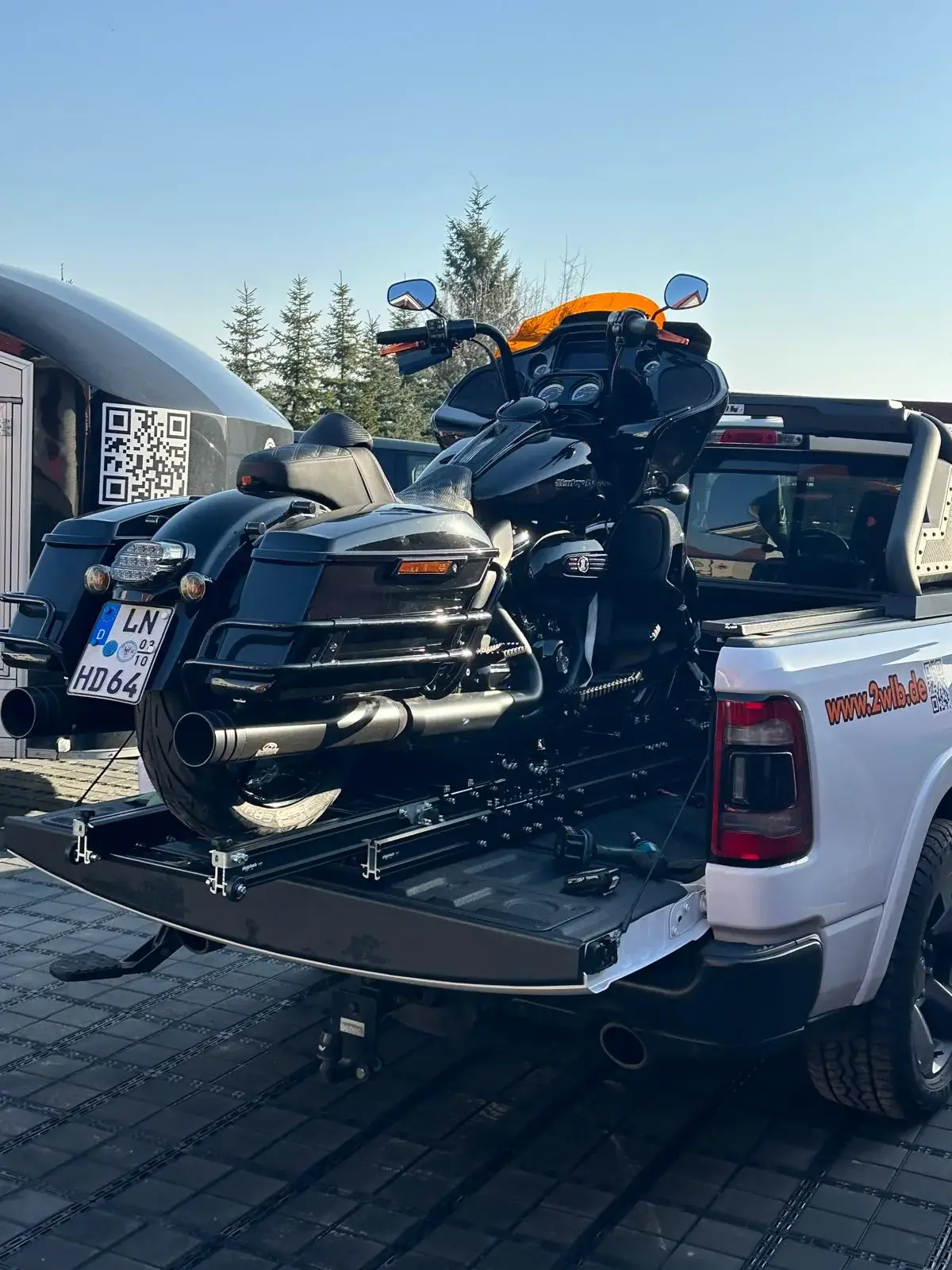 Motorrad transportbereit auf Pickup gesichert